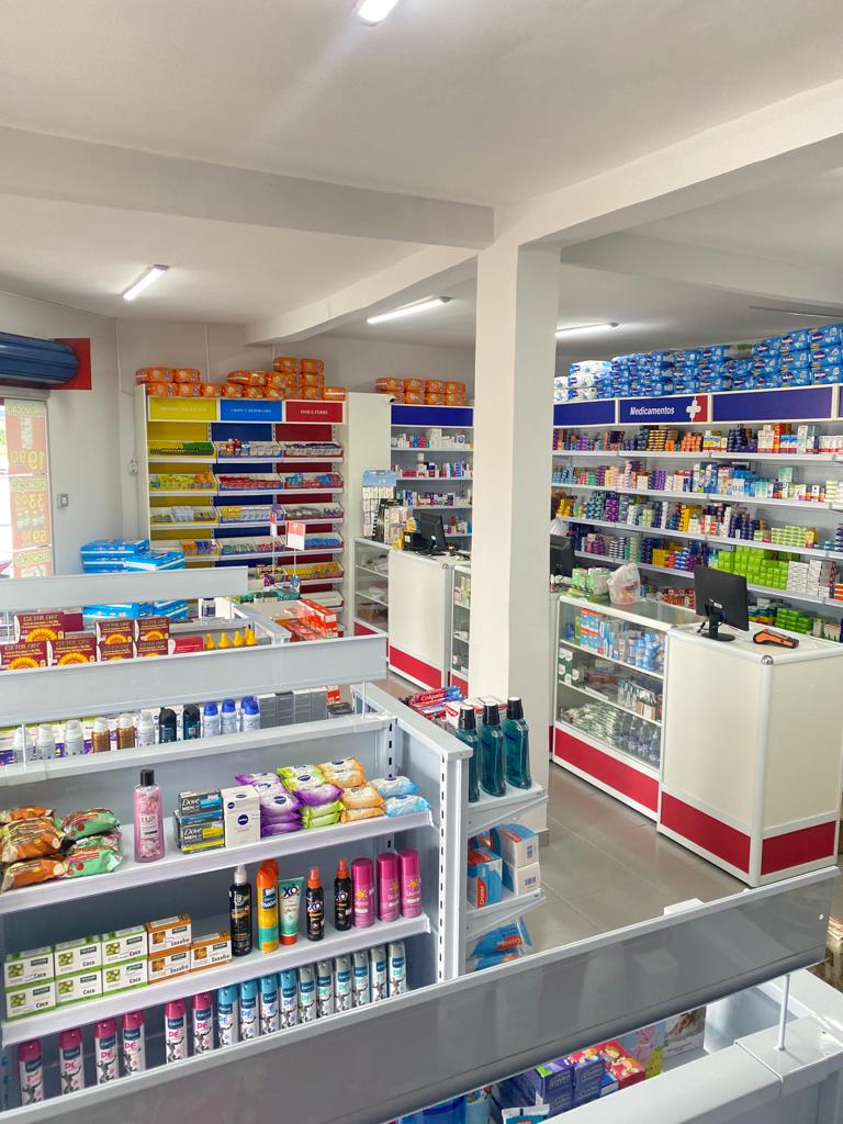 Farmacêutica atendendo cliente com atenção e cuidado