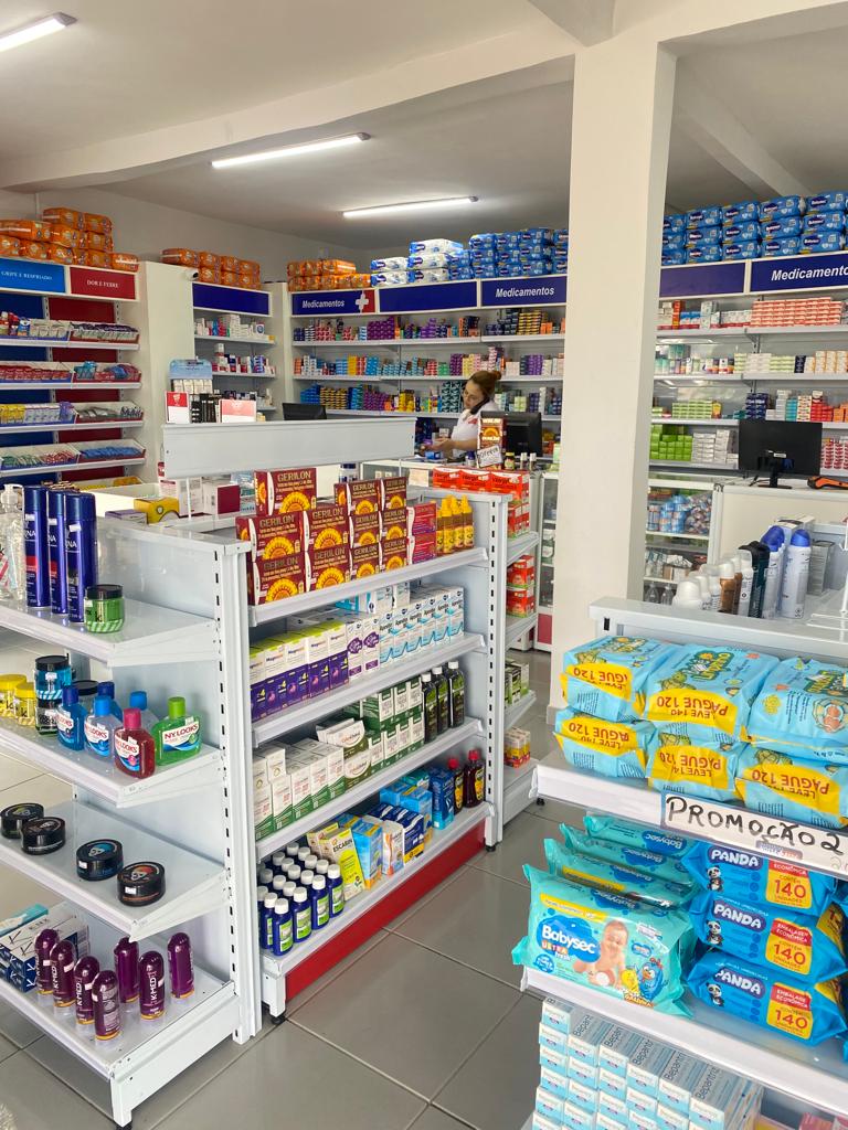 Corredor com ampla variedade de produtos de saúde e bem-estar